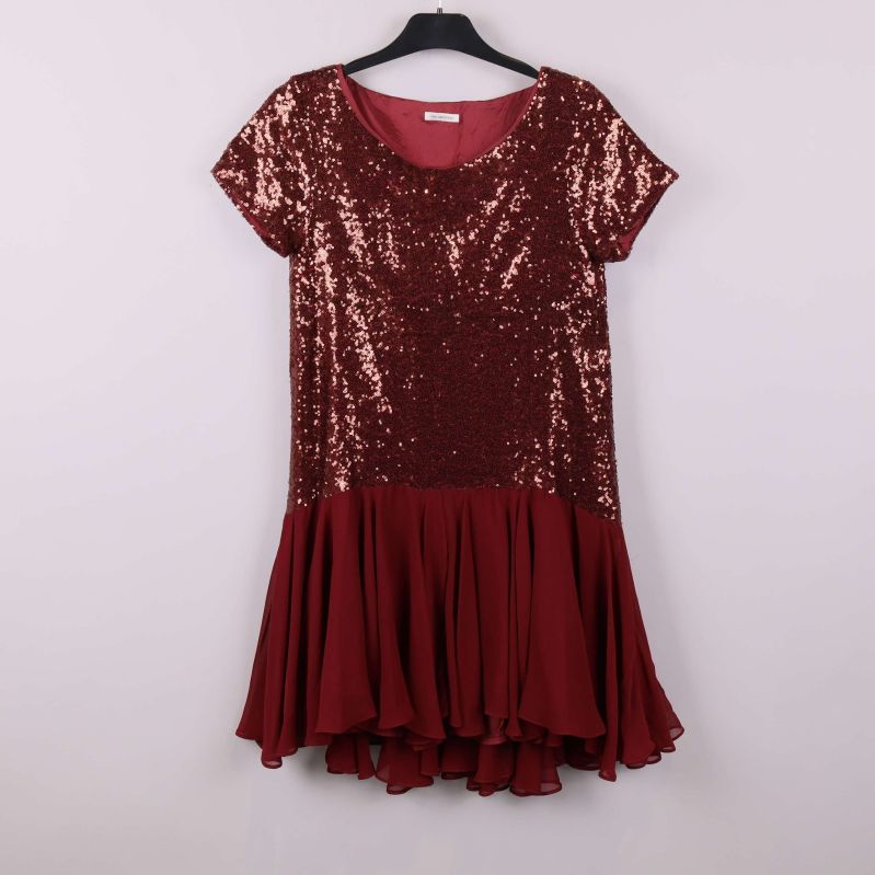 Paljettklänning med volangkjol framifrån, hänger på galge