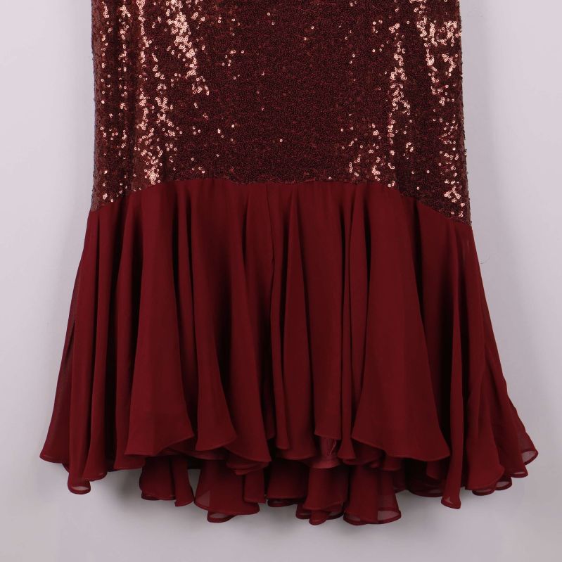 Närbild på volangig kjol med släp av lätt tyg