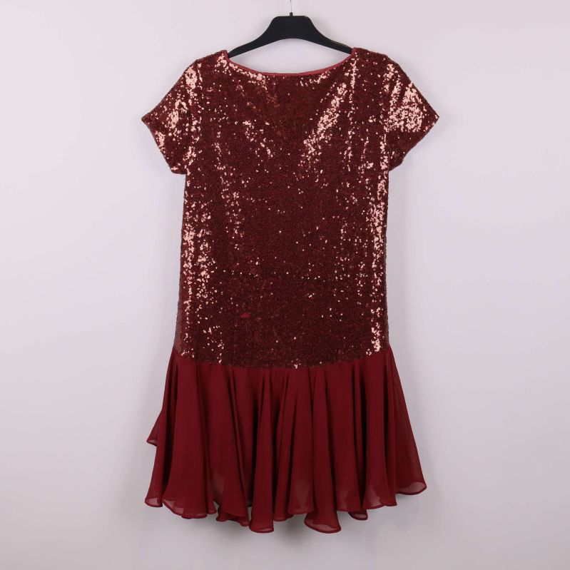 Paljettklänning med volangkjol bakifrån, hänger på galge