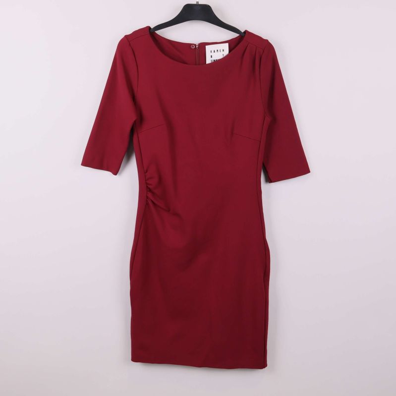 Vinröd figurnära klänning med trekvartsärm framifrån