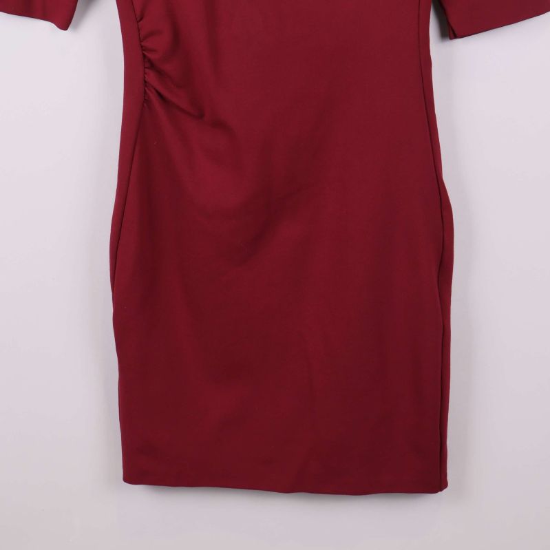 Nederdel av vinröd figurnära klänning