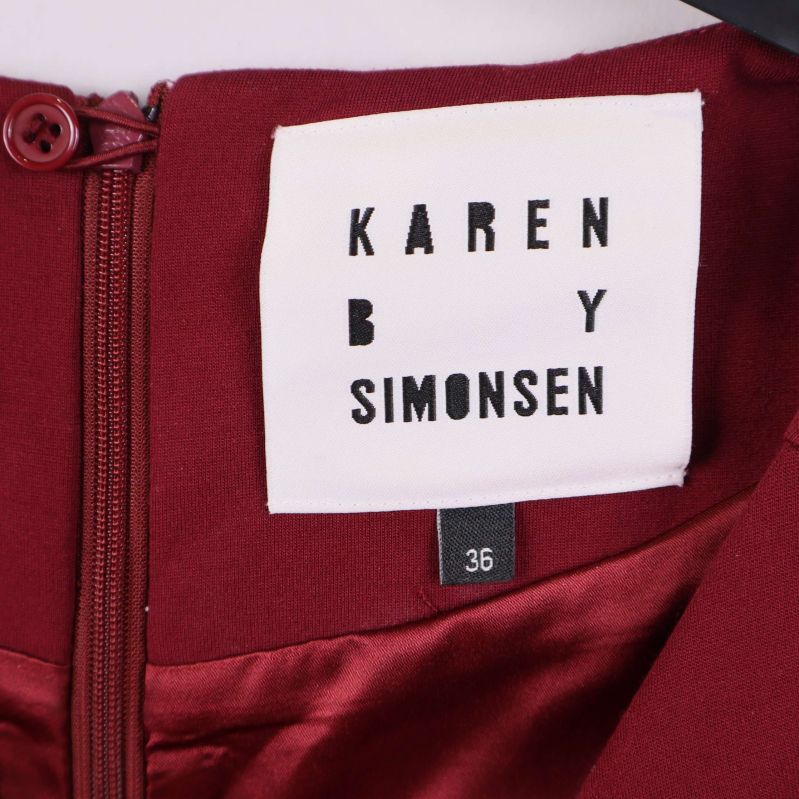 Närbild på varumärkessetikett Karen by Simonsen och storlek 36