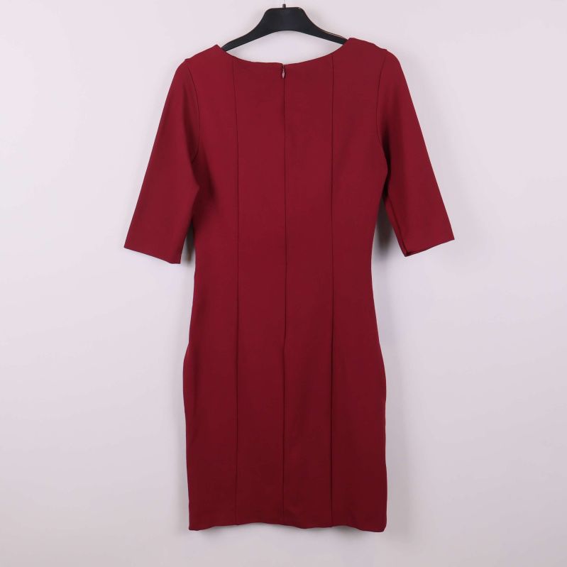 Vinröd klänning bakifrån med synlig söm och dragkedja