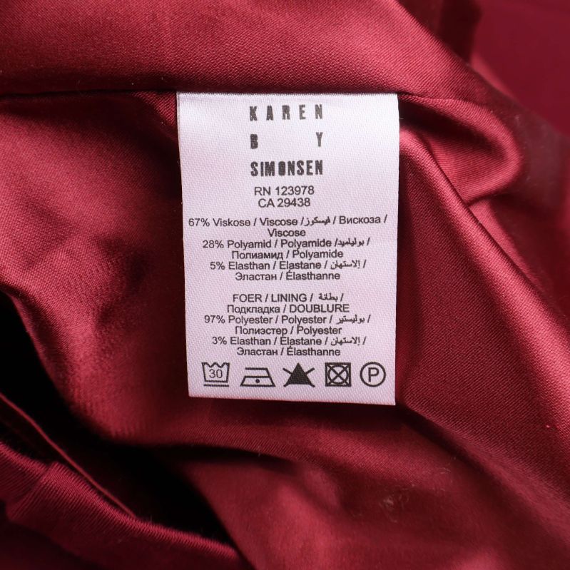 Materiallapp med information om sammansättning i klänning