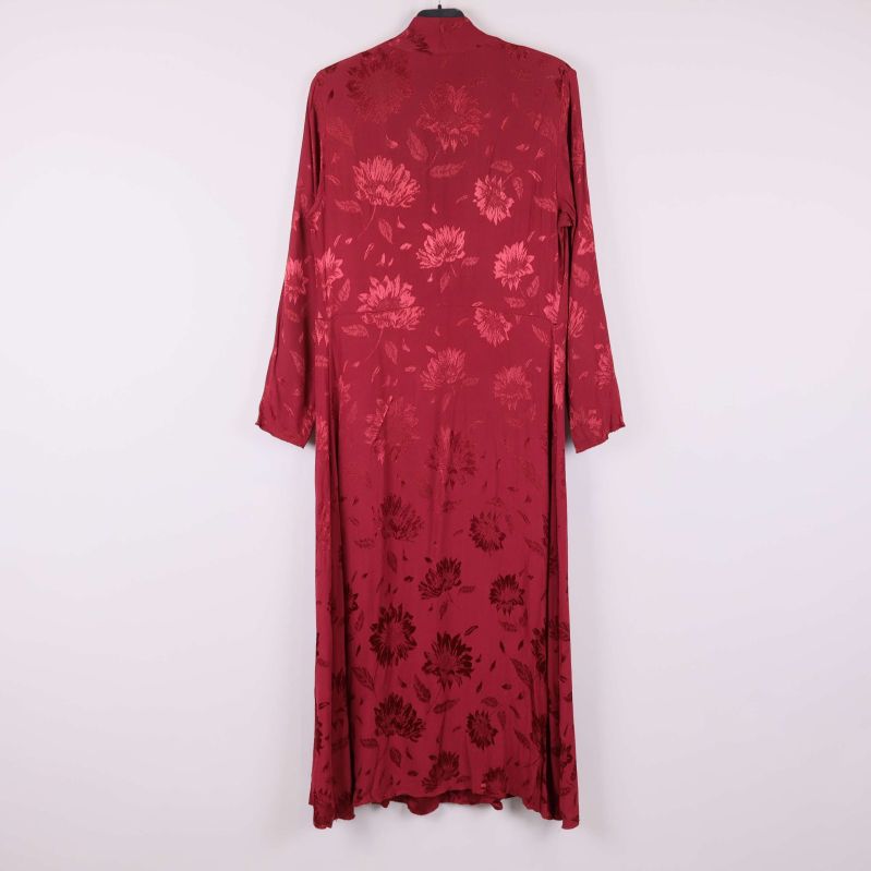 Baksidan av lång vinröd blommig klänning på galge