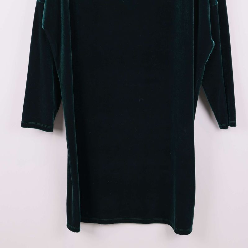 Nedre del av grön velourklänning utan slits