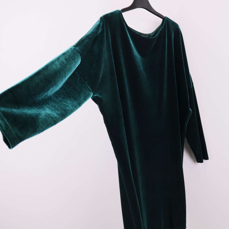 Ärm och sidan av velourklänning i grön velour