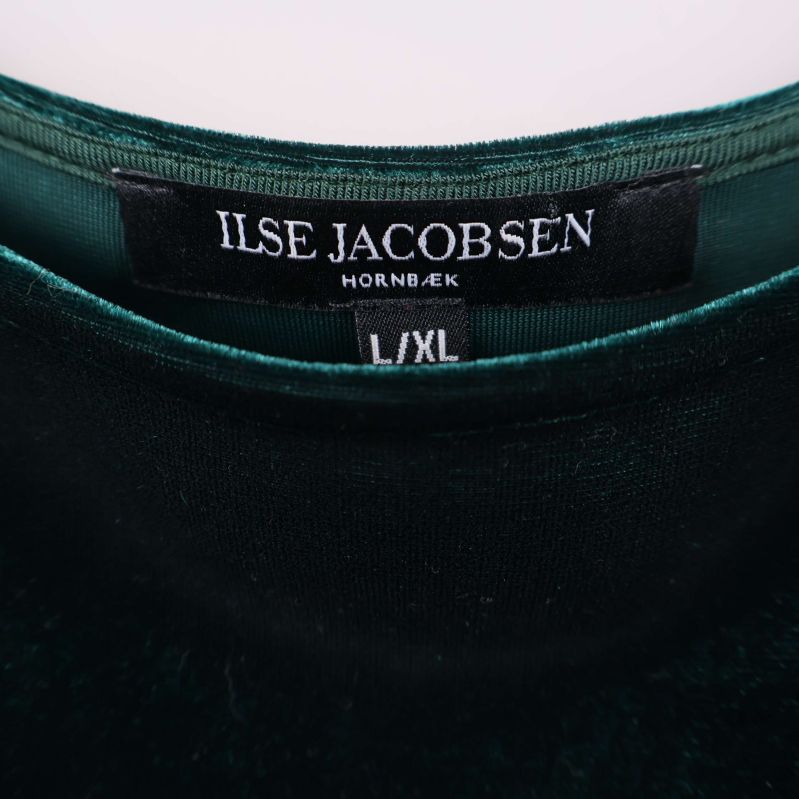 Närbild på Ilse Jacobsen-logga i nacken