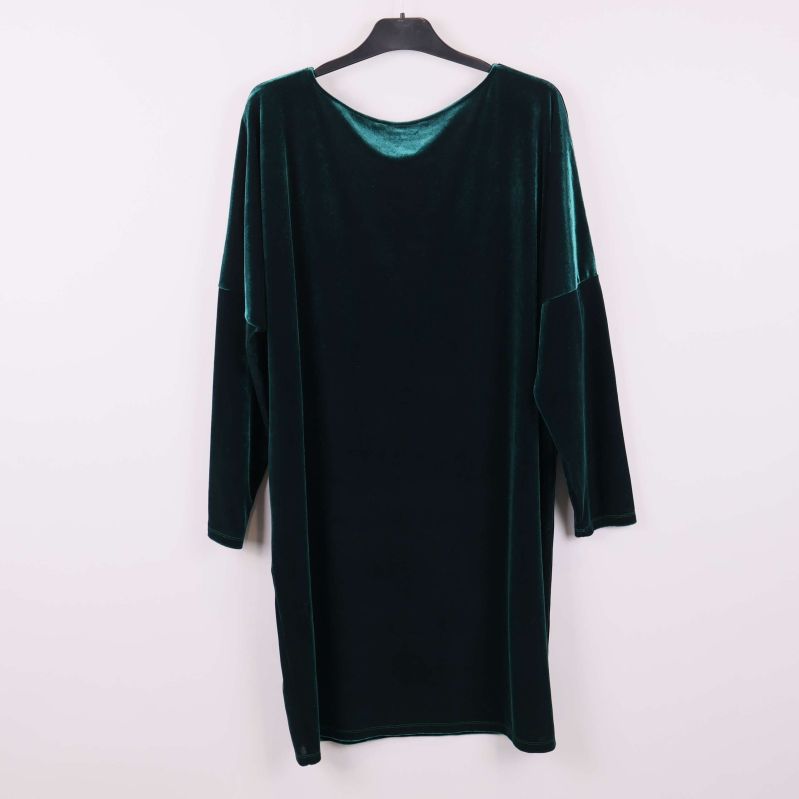 Grön velourklänning med lång ärm bakifrån