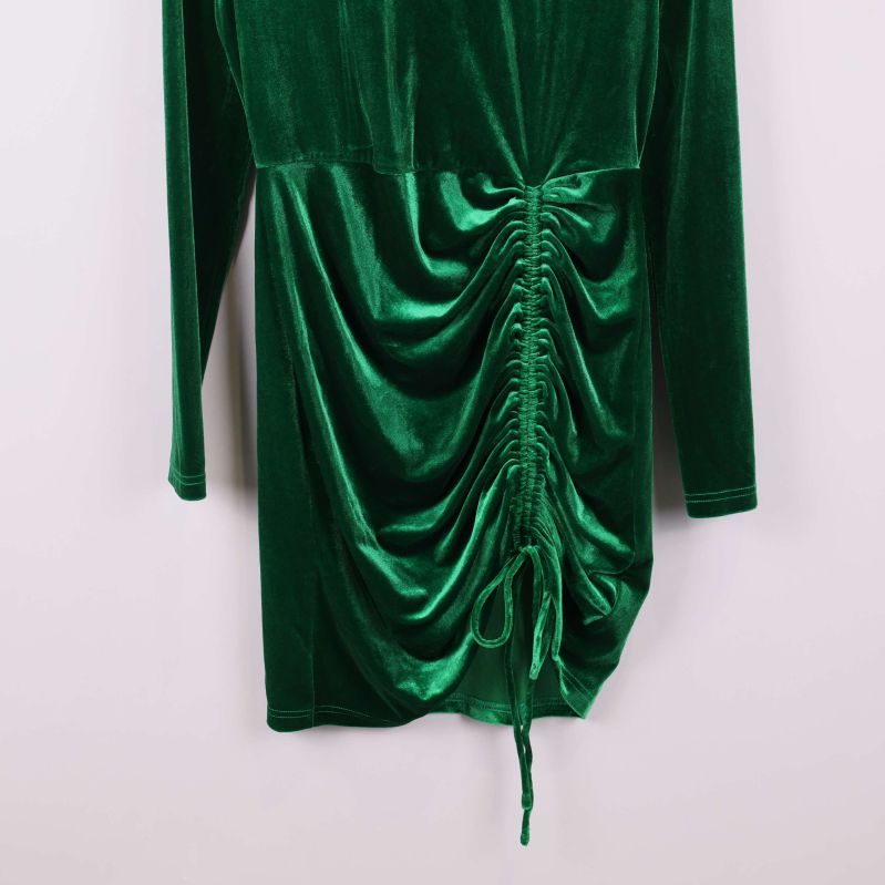 Detaljbild på rynkning och dragsko i klänningens midja