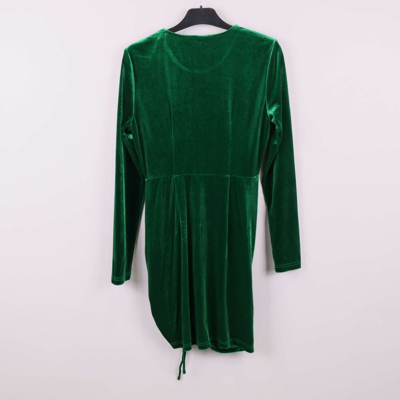 Baksidan av grön sammetsklänning med lång ärm