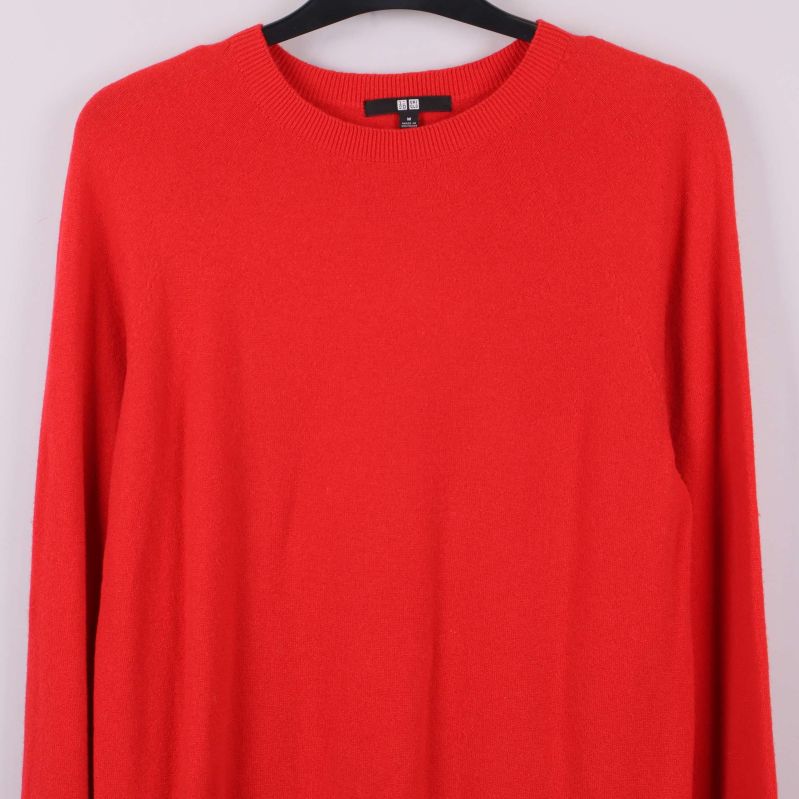 Närbild på röd tröja med ribbad halsringning