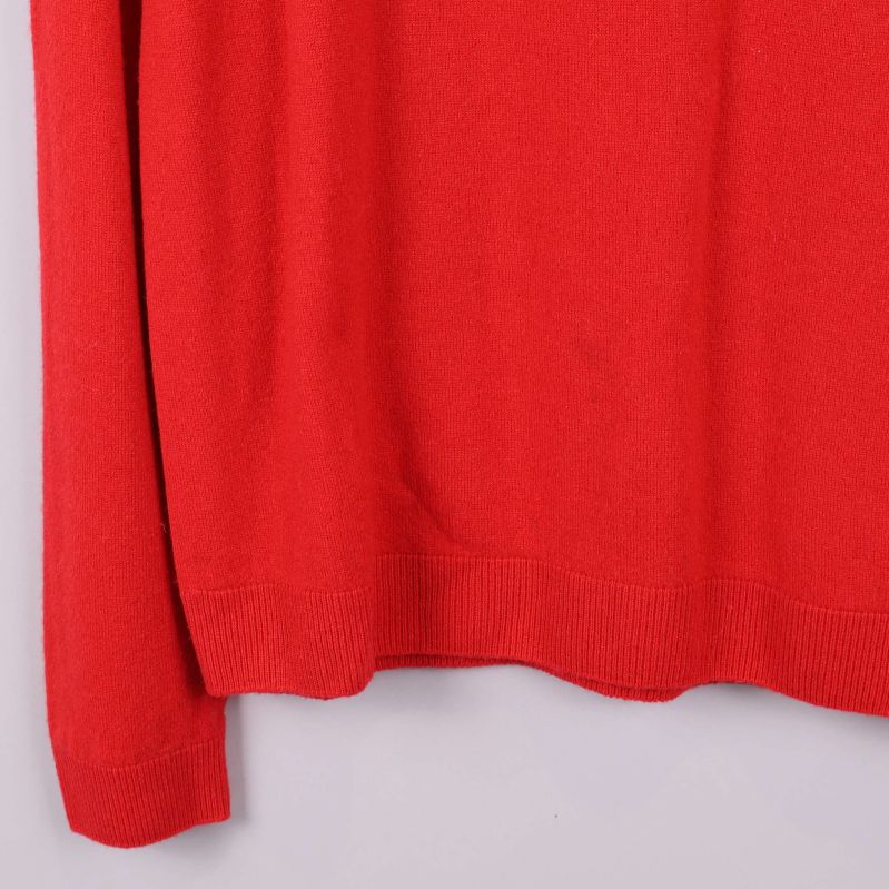 Närbild på nederkant av röd tröja