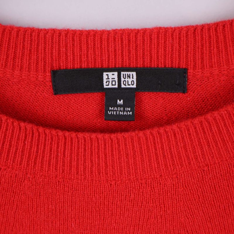 Närbild på Uniqlo-märkesetikett i halsringningen