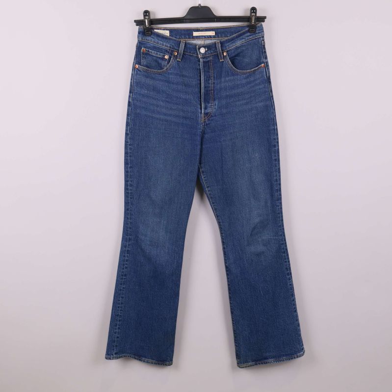 Blå bootcut jeans framifrån med klassisk design