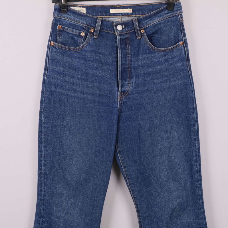 Närbild på jeansens framsida och fickor