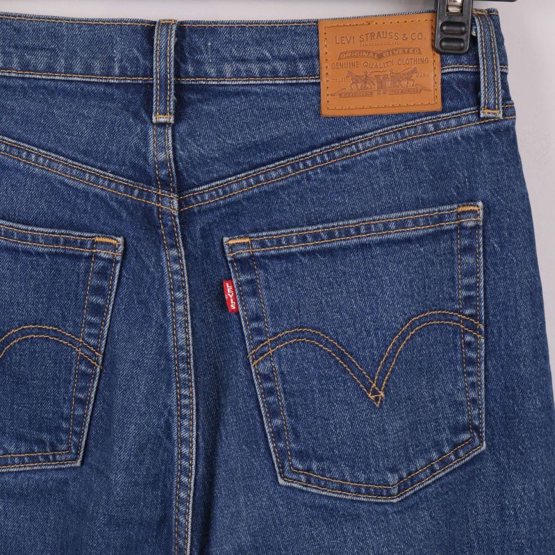 Närbild av Levi’s bakfickor och läderetikett