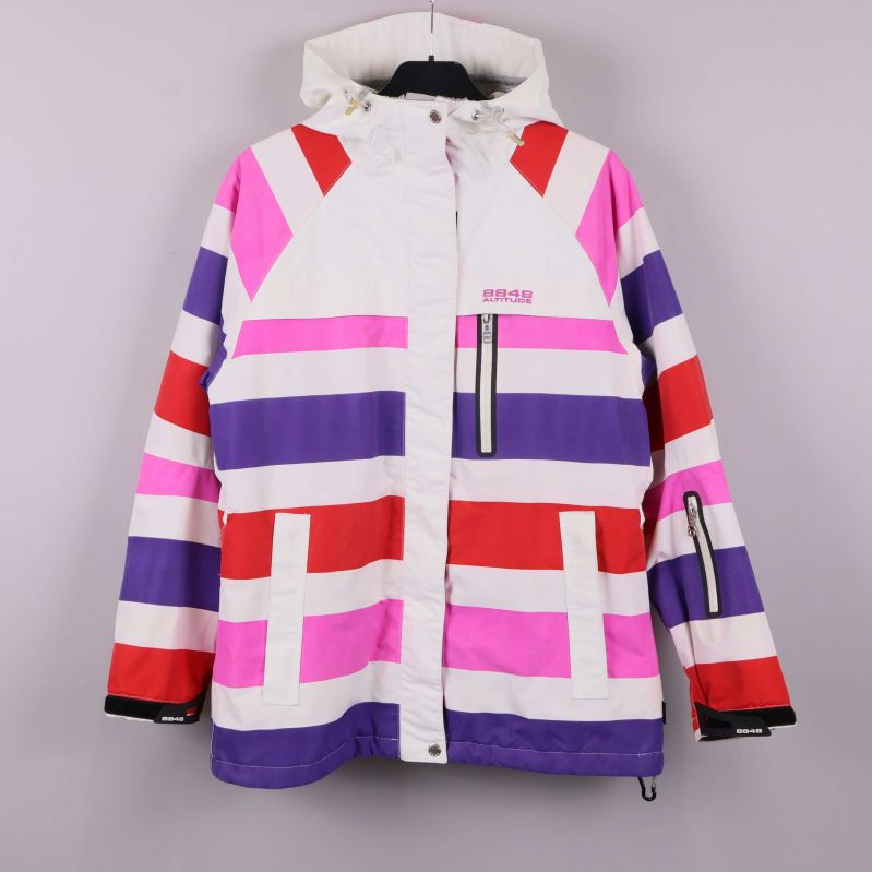 Jacka med färgglada horisontella ränder och huva framifrån