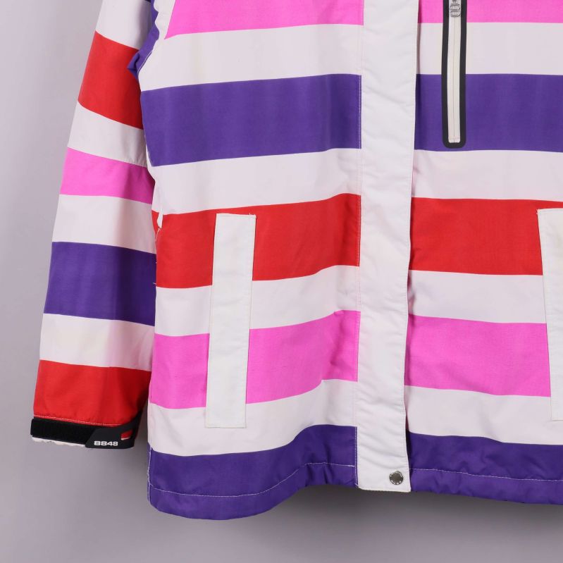 Underdelen av jacka med cerise, röda och lila ränder
