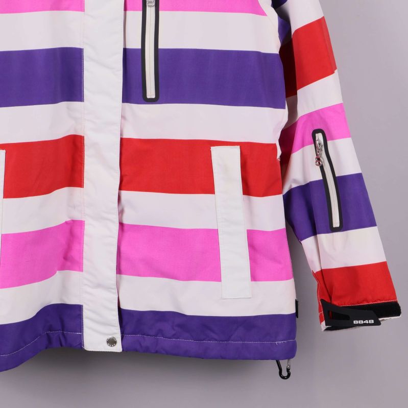 Underdelen av jacka med cerise, röda och lila ränder