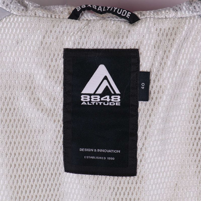 8848 Altitude märkeslapp och storleksmärkning inuti jackan