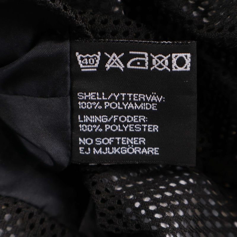 Materiallapp visar 100% polyamid och 100% polyester som material