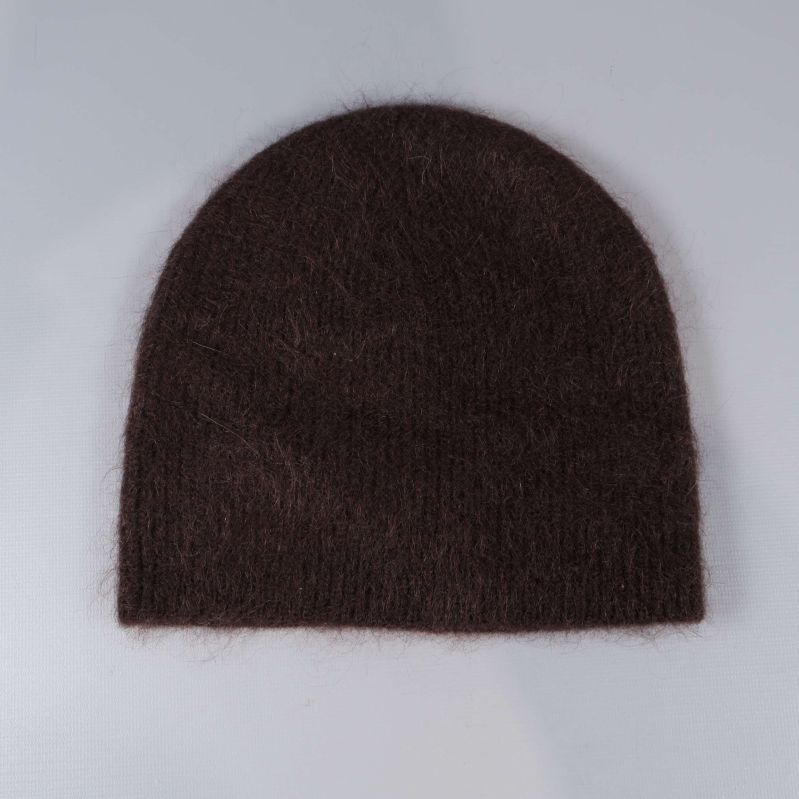 Brun stickad mössa på ljus bakgrund framifrån