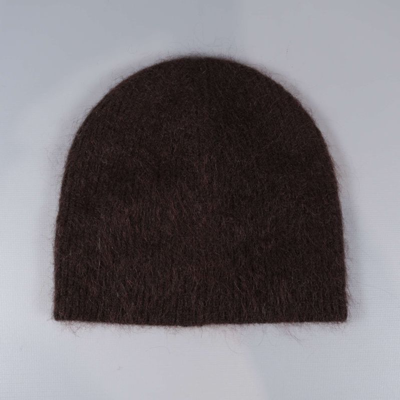 Brun stickad mössa visad bakifrån på plan yta