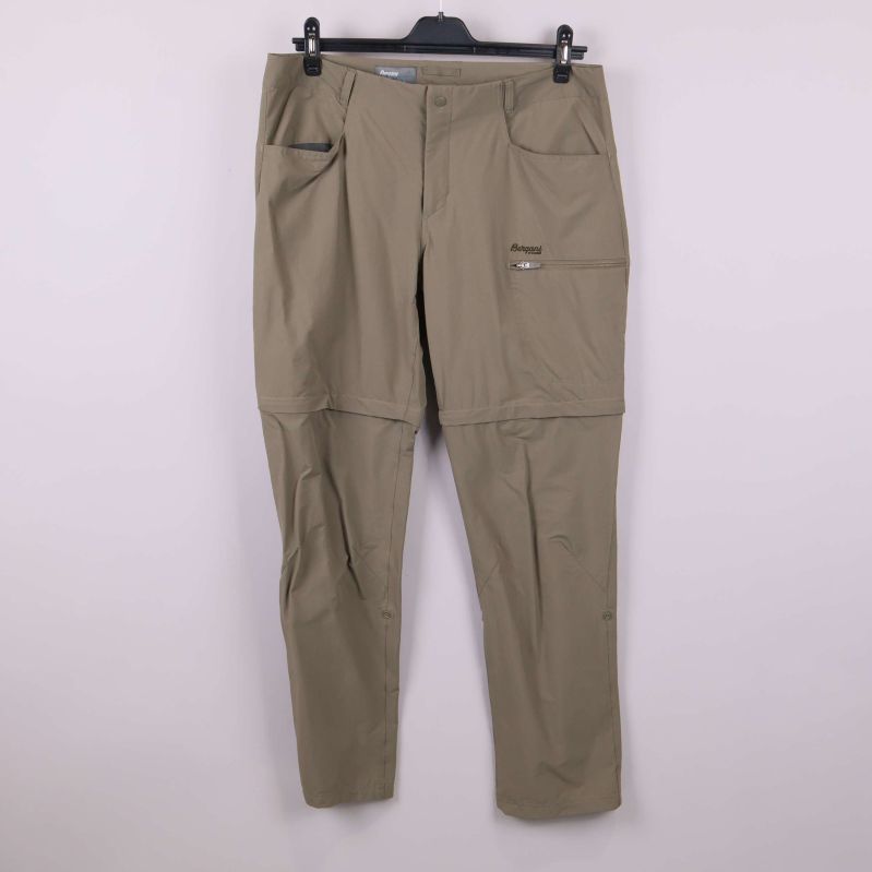 Framsidan av beige friluftsbyxa med flera fickor