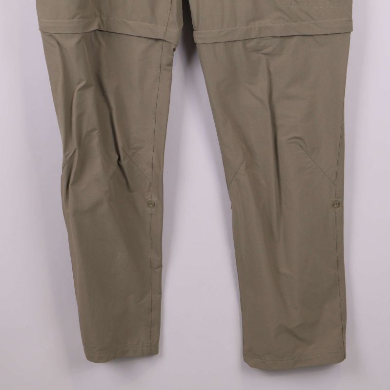 Närbild på nedre delen av beige friluftsbyxa