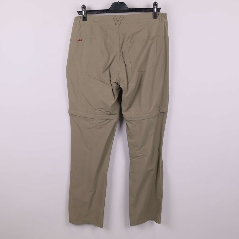 Baksidan av beige friluftsbyxor med fickdetaljer