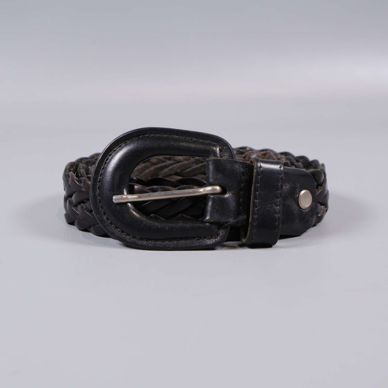 Svart flätat bälte rullat med spänne framtill