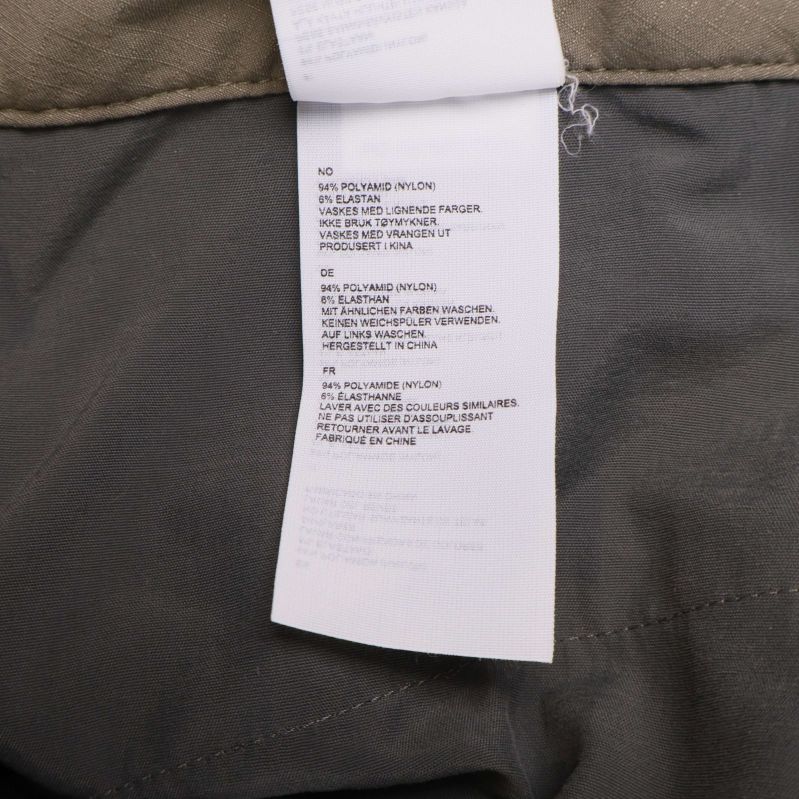 Närbild på materialetikett med sammansättning på flera språk