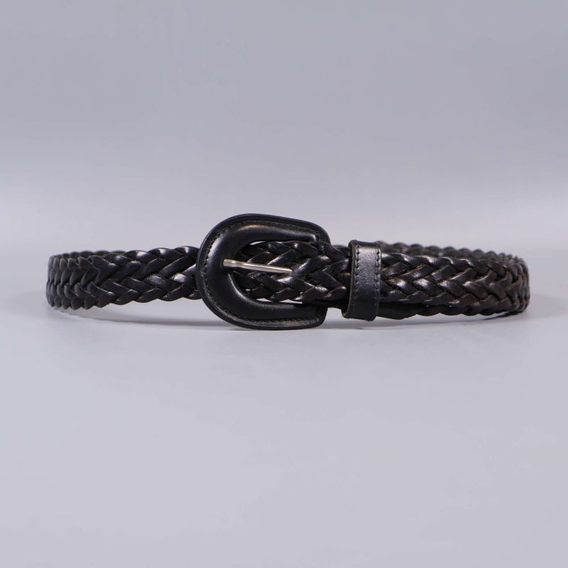 Flätat bälte i svart, liggande på ljus bakgrund