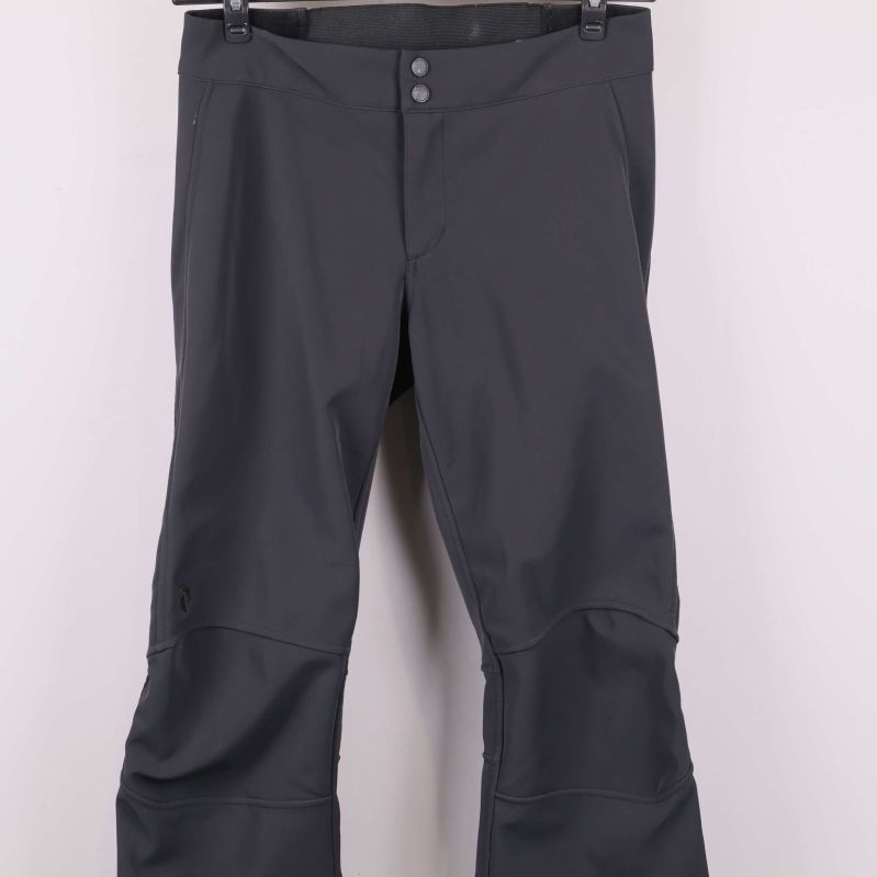 Närbild framsidan upptill på byxa med knäppning