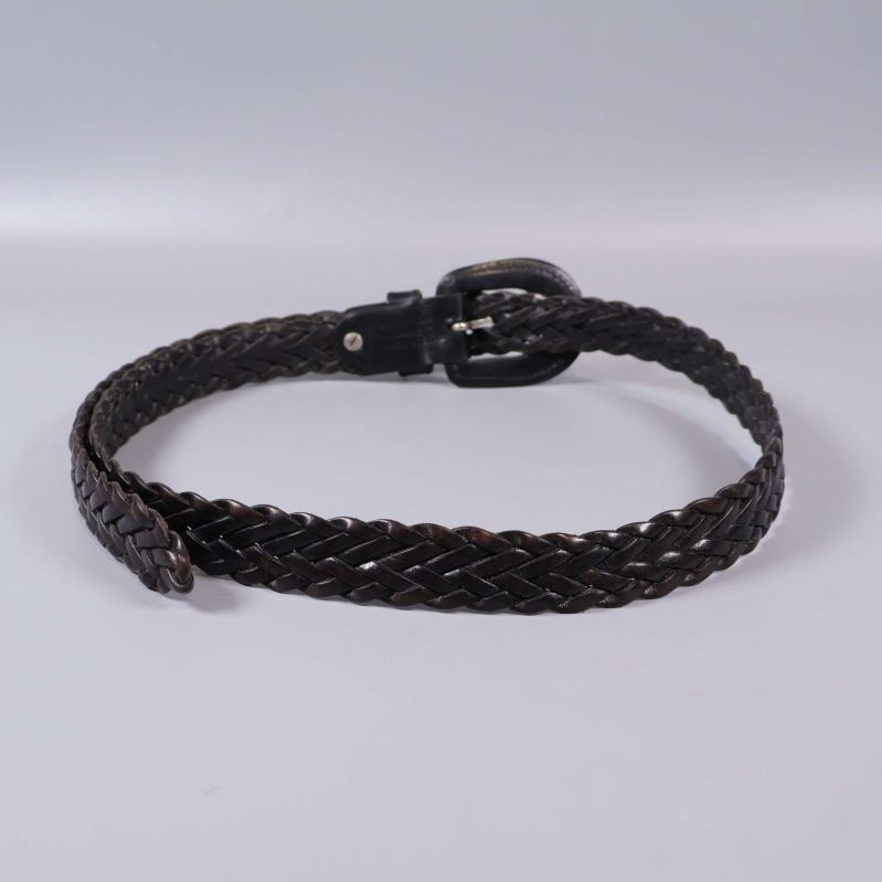 Flätat svart bälte format i en cirkel