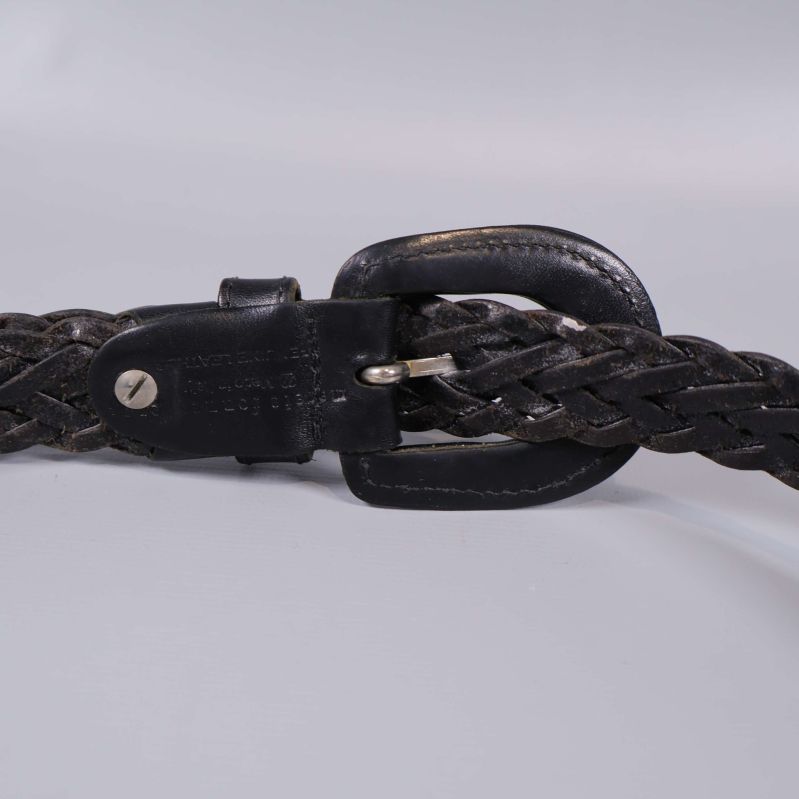 Baksidan av bältets spänne i närbild