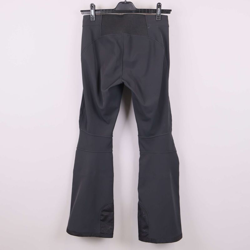 Baksida av grå softshellbyxa med elastisk panel