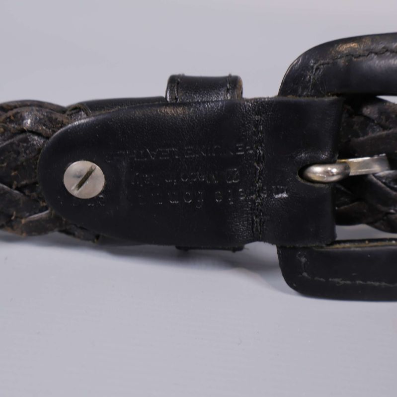 Präglad märkning på svart läder vid spännet