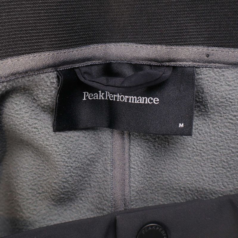 Peak Performance etikett och M-storlek på insidan av byxan