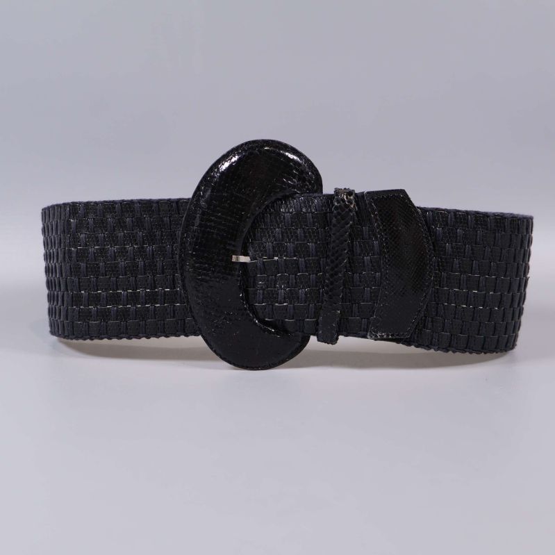 Närbild på svart bälte stående med glänsande spänne