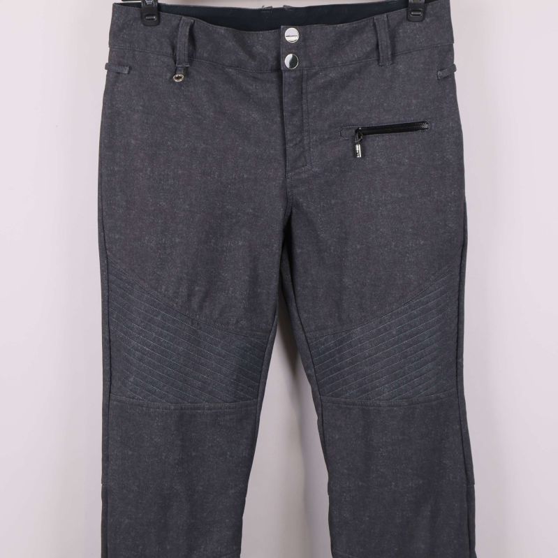 Närbild på softshellbyxans framsida och dragkedjeficka