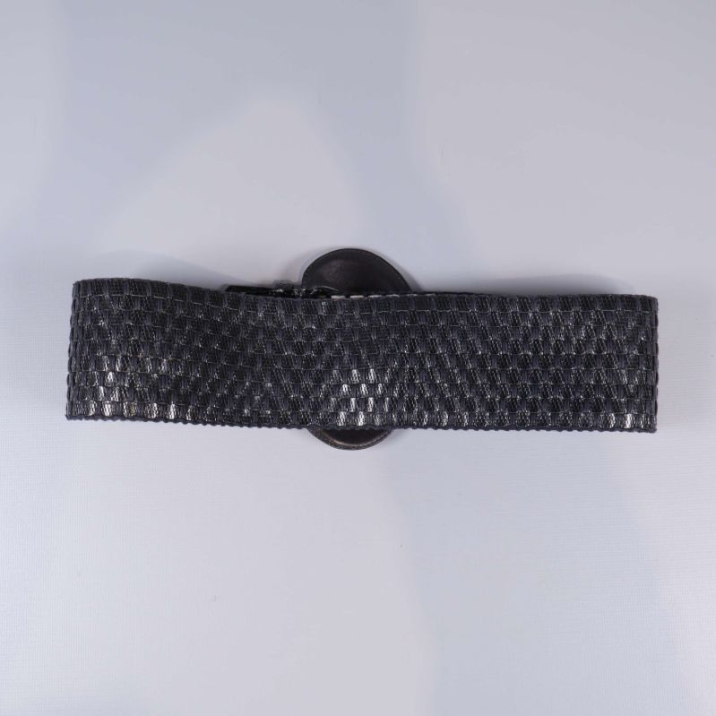 Bred svart flätad midjebälte sedd från baksidan