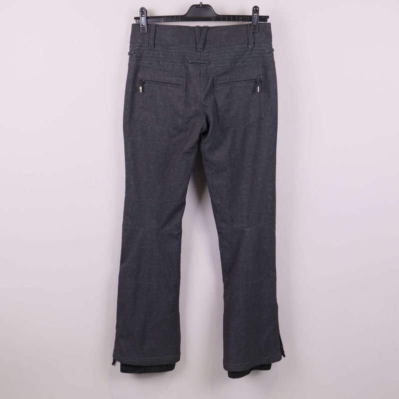 Softshellbyxa visad bakifrån med fickor och sömmar