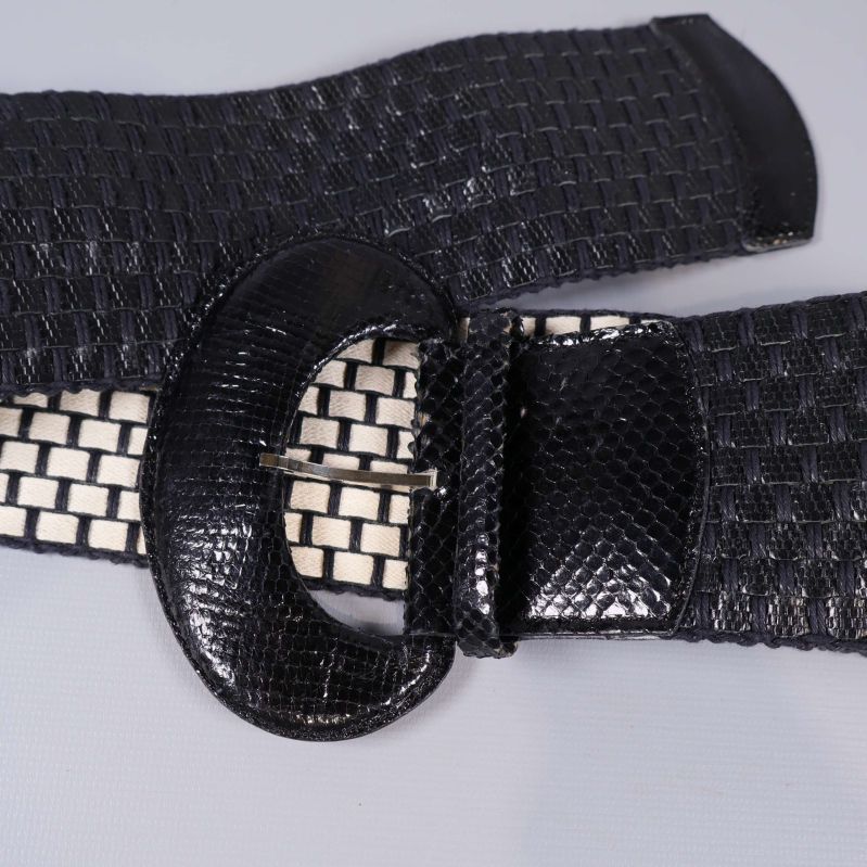 Närbild på bältets ovansida och insida i kontrastfärg