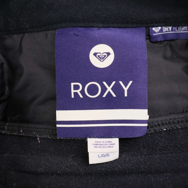 Närbild på lila ROXY etikett i byxans linning