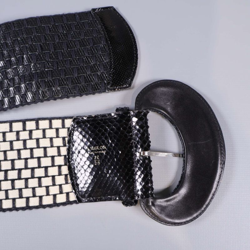 Närbild på svart spänne, insida och mönstrad elastik