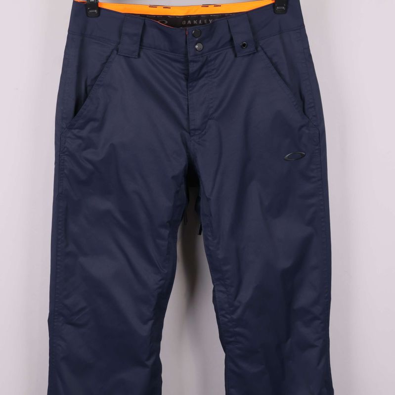 Närbild på fickor och midjeområde fram på skidbyxor