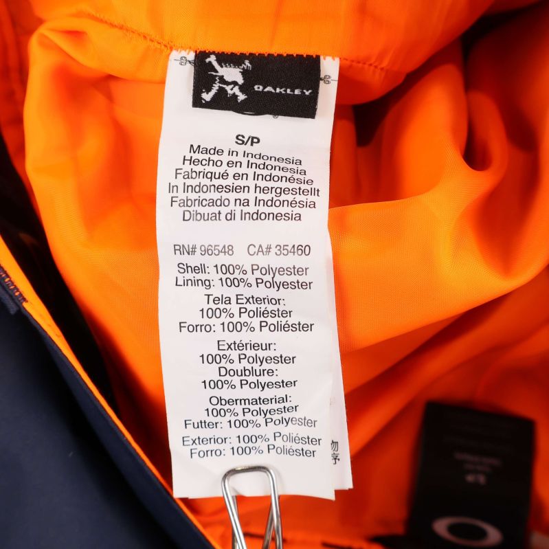 Materialetikett som visar 100% polyester