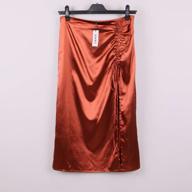 Kopparfärgad satinkjol framifrån med rynkad detalj i sidan